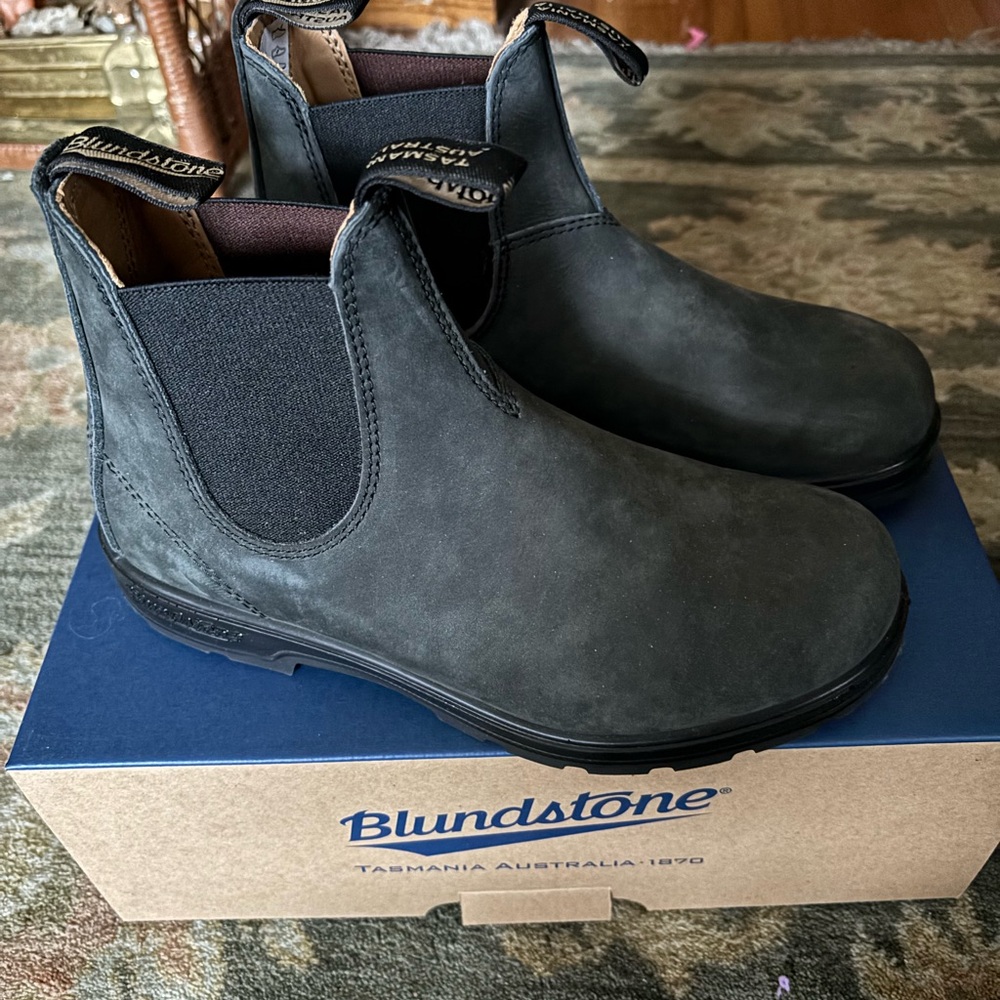 Blundstone 587 Rustic Black Ankle Boots with Signature Pull Tabs In Box